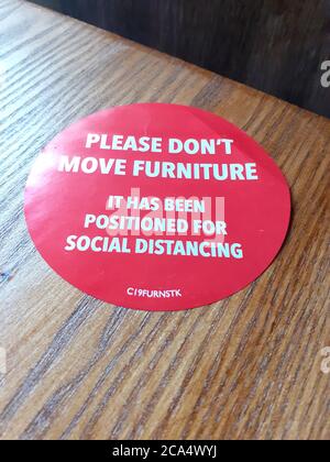 Soziale Distanzierung Beschilderung und Hinweise während der Höhe von Einschränkungen und Pandemie, sicher halten, Abstand halten, Covid 19 Coronavirus Soziale Distanzierung Stockfoto