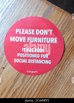 Soziale Distanzierung Beschilderung und Hinweise während der Höhe von Einschränkungen und Pandemie, sicher halten, Abstand halten, Covid 19 Coronavirus Soziale Distanzierung Stockfoto