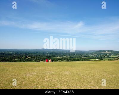 Ein Picknick am Sommertag auf dem Reigate Hill / Colley Hill auf den North Downs oberhalb von Reigate in Surrey England 2020. Stockfoto