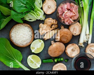 Thailändische Zutaten: Gemüse, souige Sauce und Hähnchenschenkel Fleisch. Stockfoto