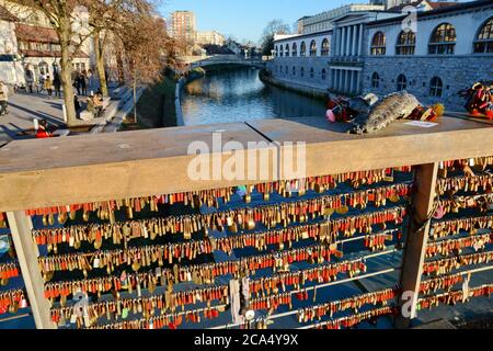 LJUBLJANA, SLOWENIEN,Januar ‎05, ‎2020, Liebesschlösser, viele Vorhängeschlösser auf der Metzgerbrücke in Ljubljana, der Hauptstadt Sloweniens. Stockfoto