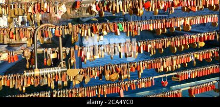 LJUBLJANA, SLOWENIEN,Januar ‎05, ‎2020, Liebesschlösser, viele Vorhängeschlösser auf der Metzgerbrücke in Ljubljana, der Hauptstadt Sloweniens. Stockfoto