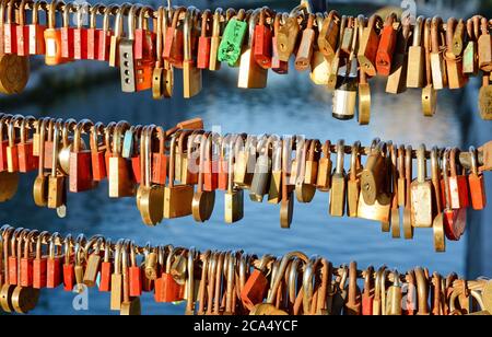 LJUBLJANA, SLOWENIEN,Januar ‎05, ‎2020, Liebesschlösser, viele Vorhängeschlösser auf der Metzgerbrücke in Ljubljana, der Hauptstadt Sloweniens. Stockfoto