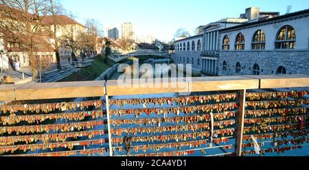 LJUBLJANA, SLOWENIEN,Januar ‎05, ‎2020, Liebesschlösser, viele Vorhängeschlösser auf der Metzgerbrücke in Ljubljana, der Hauptstadt Sloweniens. Stockfoto
