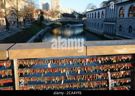 LJUBLJANA, SLOWENIEN,Januar ‎05, ‎2020, Liebesschlösser, viele Vorhängeschlösser auf der Metzgerbrücke in Ljubljana, der Hauptstadt Sloweniens. Stockfoto