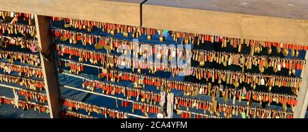 LJUBLJANA, SLOWENIEN,Januar ‎05, ‎2020, Liebesschlösser, viele Vorhängeschlösser auf der Metzgerbrücke in Ljubljana, der Hauptstadt Sloweniens. Stockfoto