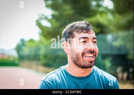 Bärtiger Mann Porträt im Park Stockfoto