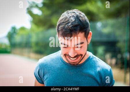 Bärtiger Mann Porträt im Park Stockfoto