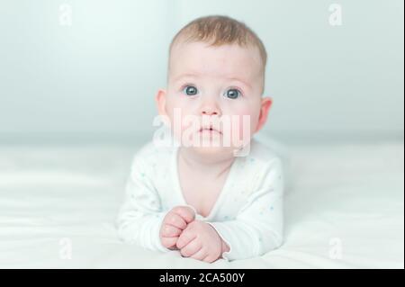 Niedliche Baby auf Bett liegend Stockfoto