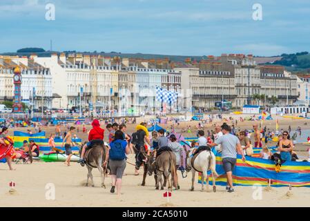 Weymouth, Dorset, UK. 4th Aug, 2020. UK Weather: The sandy beach at Weymouth was busy today as holidaymakers and beachgoers enjoyed hot sunny spells and a light breeze. Credit: Celia McMahon/Alamy Live News Stockfoto