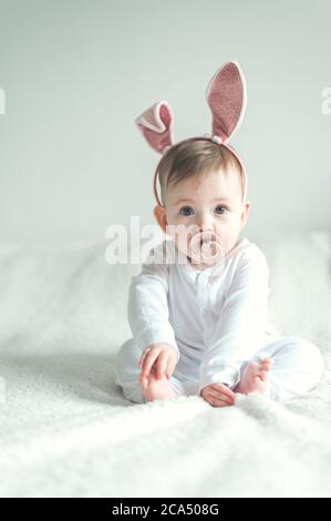 Baby trägt Hasenohren Stockfoto