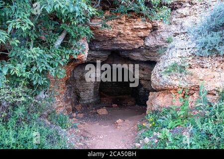Alte Höhle Eingang in den Wald Stockfoto