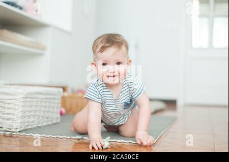 Baby kriechen zu Hause spielen Stockfoto