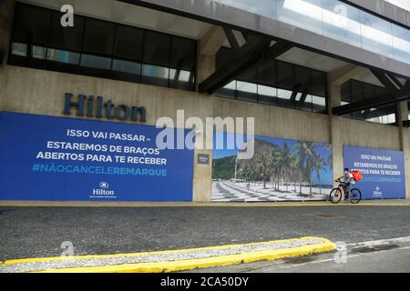 Rio de Janeiro, Brasilien 21. Mai 2020 EIN Mann fährt mit dem Fahrrad vor dem Hilton Hotel in Copacabana geschlossen während der Corona Virus covid-19 pandem Stockfoto