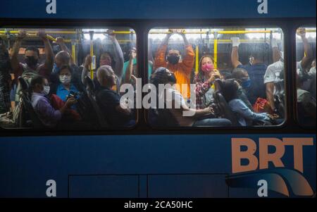 Rio de Janeiro , Brasilien 29. April 2020. Maskierte Passagiere kränken einen Bus in Rio de Janeiro trotz des Corona-Virus covid-19 Quarantäne Stockfoto