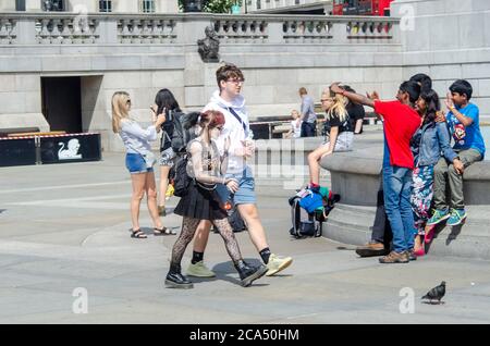 London, Großbritannien. August 2020. Der Trafalgar Square wird an einem sonnigen Tag im August nach der Sperrung des Coronavirus zum Leben erweckt. Kredit: JOHNNY ARMSTEAD/Alamy Live Nachrichten Stockfoto