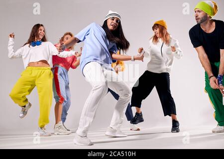 Low-Angle-Ansicht der tanzenden Menschen isoliert auf weißem Hintergrund, Spaß haben, genießen Hip-Hop-Party, Sporttanz und Stadtkultur Konzept Stockfoto
