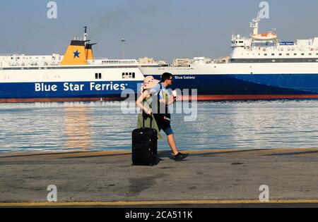 Griechenland, Piräus, 1. August 2020 - Passagiere auf dem Weg zur Fähre mit Kykladen Inseln als Ziel. Stockfoto