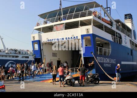 Griechenland, Piräus, 1. August 2020 - Passagiere, die auf eine Fähre mit griechischen Inseln als Ziel einschiffen. Stockfoto