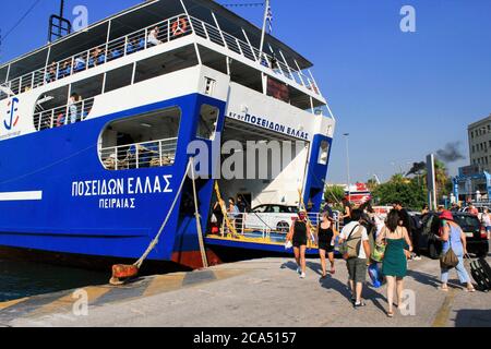 Griechenland, Piräus, 1. August 2020 - Passagiere, die auf eine Fähre mit griechischen Inseln als Ziel einschiffen. Stockfoto