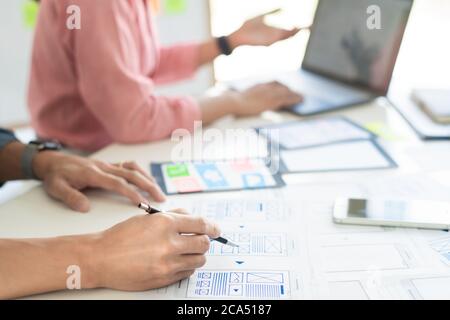 Grafikdesigner Team arbeitet mit UX UI Designer Planung Anwendung Vorlage Layout Handy Prototyp, User Experience Konzept. Stockfoto