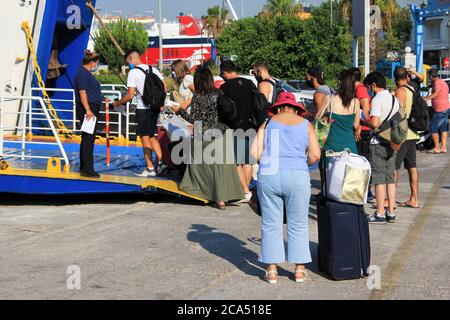 Griechenland, Piräus, 1. August 2020 - Passagiere, die auf eine Fähre mit griechischen Inseln als Ziel einschiffen. Stockfoto