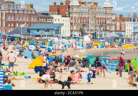 Weymouth, Dorset, Großbritannien. August 2020. Wetter in Großbritannien: Der Sandstrand von Weymouth war heute sehr belebt, da Urlauber und Strandgänger heiße Sonnenstrahlen und eine leichte Brise genossen. Kredit: Celia McMahon/Alamy Live Nachrichten Stockfoto