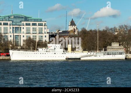 London, Großbritannien: Das Dampfschiff HQS Wellington liegt am Temple Pier am Ufer Stockfoto