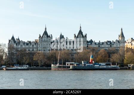 London: Der Paddeldampfer Tattershall Castle vor dem Royal Horseguards Hotel Stockfoto