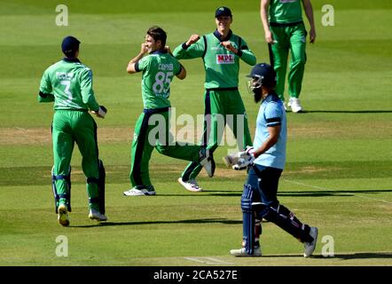 Irlands Curtis Campher (zweiter links) feiert mit seinen Teamkollegen, nachdem er das Wicket von Englands Moeen Ali beim dritten One Day International Spiel im Ageas Bowl in Southampton genommen hat. Stockfoto