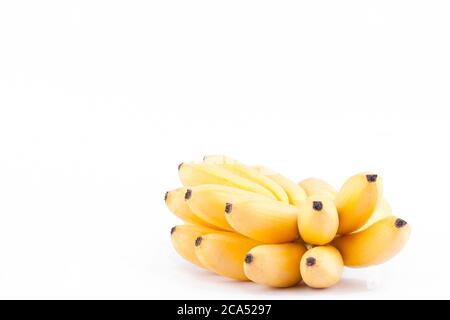 Bio Hand von goldenen Bananen auf weißem Hintergrund gesunde Pisang Mas Banana Obst Lebensmittel isoliert Stockfoto