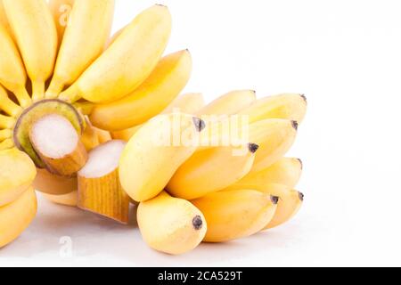 Reife Eierbanane und Hand von goldenen Bananen auf weißem Hintergrund gesunde Pisang Mas Banana Obst Essen isoliert Stockfoto