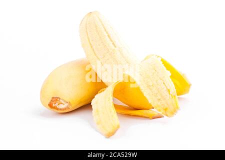 Halb geschälte Lady Finger Banane oder goldene Banane auf weißem Hintergrund gesunde Pisang Mas Banana Obst Essen isoliert Stockfoto