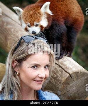 Countryfile Moderatorin Helen Skelton füttert einen roten Panda während eines Besuchs im Yorkshire Wildlife Park in Doncaster, um zwei neue erweiterte Tierreservate zu eröffnen: Erleben Sie Äthiopien und Himalayan Pass, wo Besucher Hyänen, Gelada Affen, Rote Pandas und glatt beschichtete Otter sehen können. Stockfoto