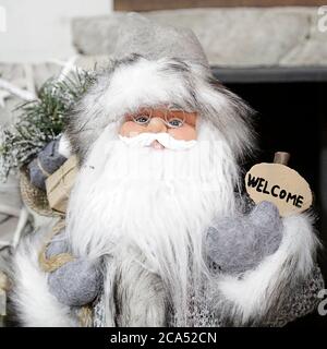 Weihnachtsschmuck des Weihnachtsmannes mit einem kleinen Willkommensschild Stockfoto