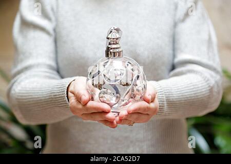 Nahaufnahme von Frauenhänden, die einen weihnachtsball zeigen Stockfoto