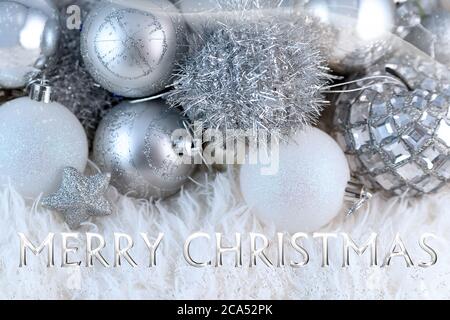 frohe weihnachten Gruß Text auf glänzenden silbernen weihnachtsbaum Dekorationen Hintergrund Stockfoto
