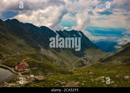 Transfagarasan Road in Rumänien, eine asphaltierte Bergstraße, die den südlichen Teil der Karpaten durchquert. Stockfoto