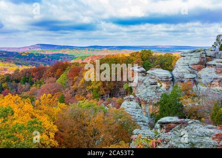 Blick auf Camel Rock und Wald, Garden of the Gods Recreation Area, Shawnee National Forest, Illinois, USA Stockfoto