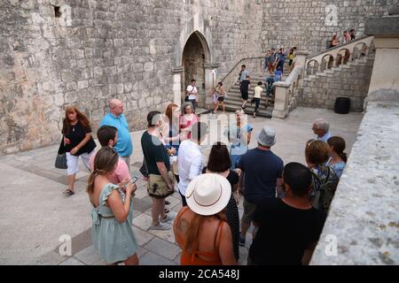 DUBROVNIK, KROATIEN - 26. JULI 2019: Touristen nehmen an der Game of Thrones Stadttour von Dubrovnik, Kroatien Teil. Das berühmte HBO Fantasy TV Drama wurde gefilmt Stockfoto