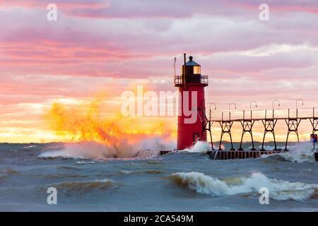 Blick auf die Wellen schlägt auf Leuchtturm, South Haven, Michigan, USA Stockfoto