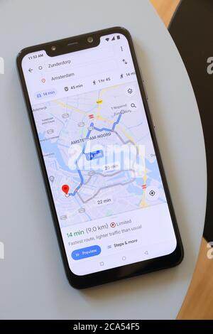 WARSCHAU, POLEN - 21. APRIL 2020: Google Maps App zeigt Routenanweisungen in Amsterdam auf einem Xiaomi F1 Pocophone Android Smartphone an. Stockfoto
