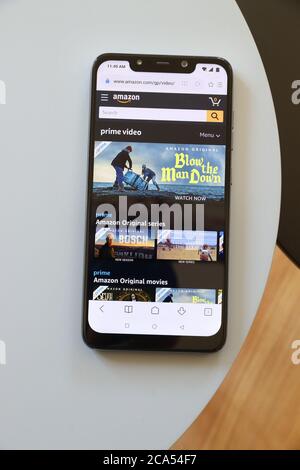 WARSCHAU, POLEN - 21. APRIL 2020: Amazon Prime Video Angebot auf einem Xiaomi F1 Pocophone Android Smartphone angezeigt. Stockfoto
