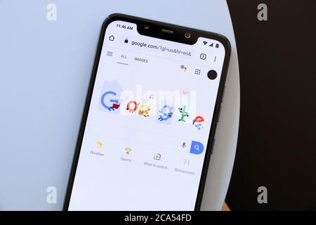 WARSCHAU, POLEN - 21. APRIL 2020: Google-Suche-Website auf einem Xiaomi F1 Pocophone Android-Smartphone angezeigt. Stockfoto