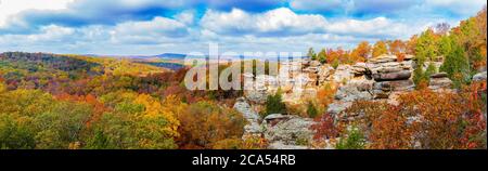 Blick auf Camel Rock und Wald, Garden of the Gods Recreation Area, Shawnee National Forest, Illinois, USA Stockfoto