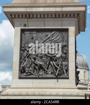 Bas Relief der Schlacht von Admiral Horatio Nelson bei Trafalgar, gesehen am Fuß der Nelsons-Säule am Trafalgar Square London. Stockfoto