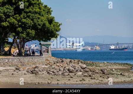 Vancouver, Kanada - 27. Juli 2017: Ein Wasserflugzeug, das von Coal Harbour abfliegt und den Stanley Park in Vancouver, British Columbia, Kanada passiert Stockfoto