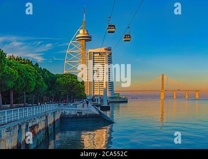 Blick auf Myriad Hotel und Vasco da Gama Brücke, Lissabon, Portugal Stockfoto
