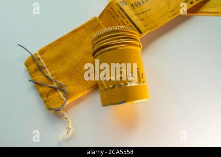 Vintage 50er Jahre Kodak Metall-Film-Container und Stoff Versandtasche, USA Stockfoto