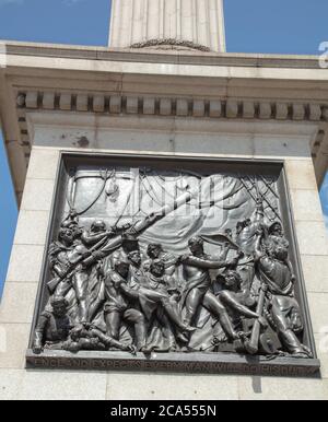 Nahaufnahme von Bas Relief der Schlacht von Admiral Horatio Nelson bei Trafalgar, gesehen am Fuß der Nelsons-Säule am Trafalgar Square London. Stockfoto